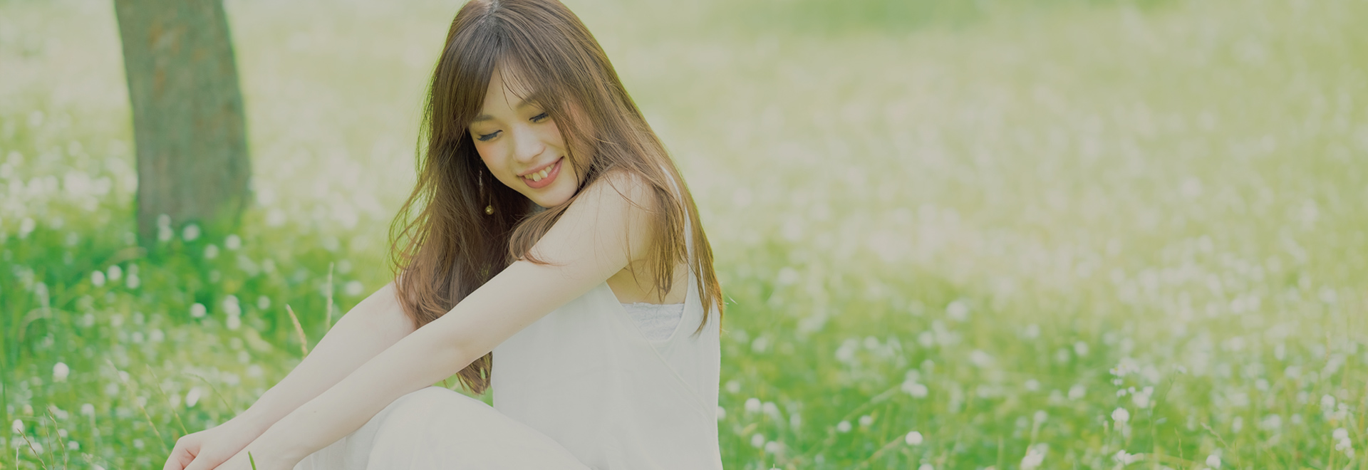植物の中に座っている女性