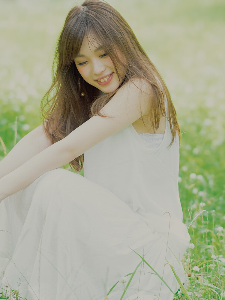 植物の中に座っている女性